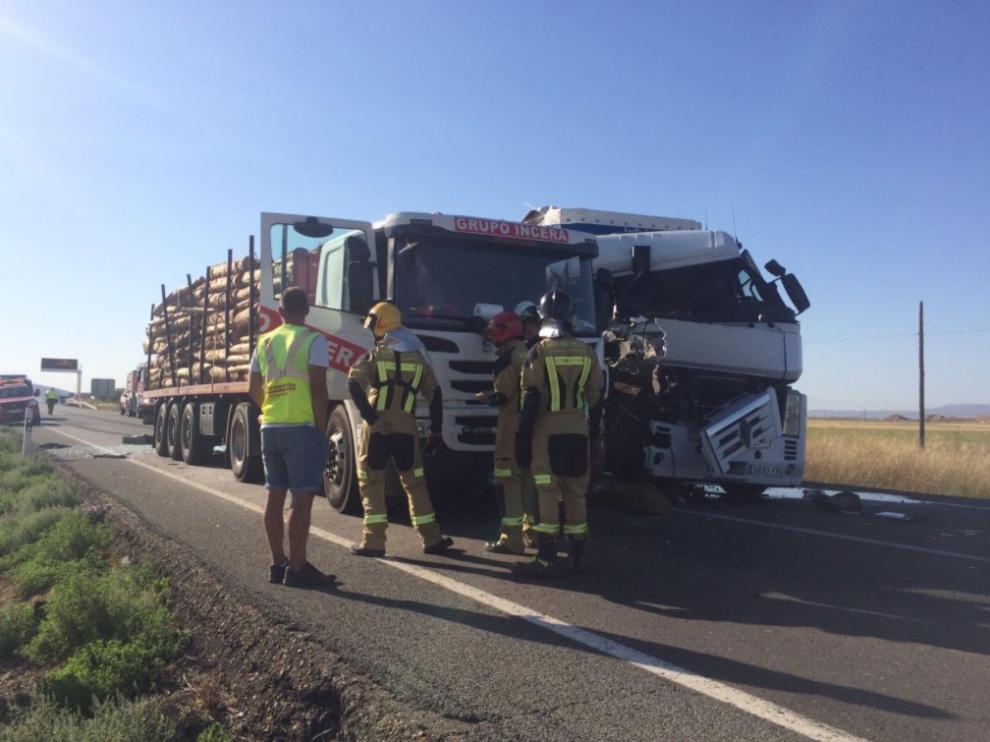 Accidente de un camión y un tráiler en la N-232 a la altura de Gallur