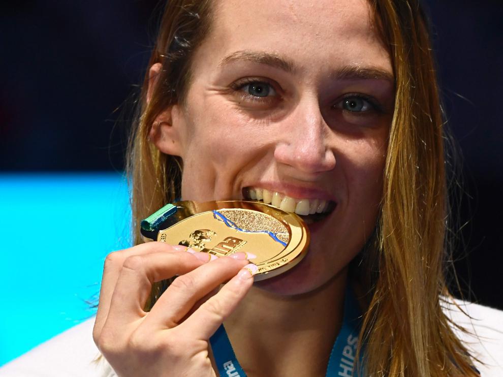 Mireia Belmonte, posando con la medalla de oro