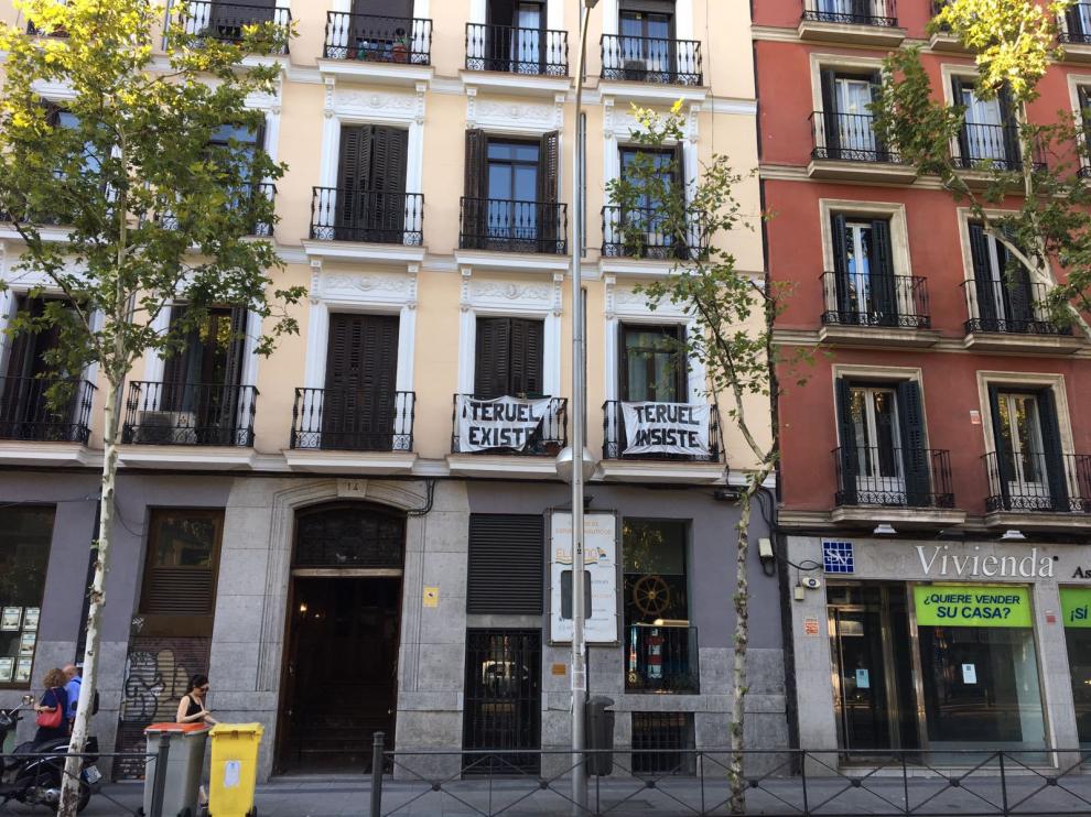 'Teruel existe, Teruel insiste': las dos pancartas que recuerdan a la provincia bajoaragonesa en pleno centro de Madrid.