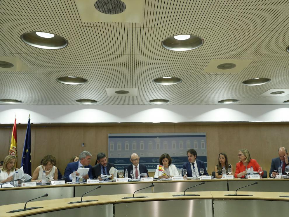 Saenz de Santamaría y Cristobal Montoro han presidido la runión