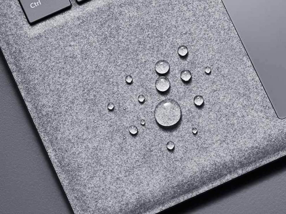 Microsoft asegura que la superficie Alcántara resiste líquidos, manchas y es lavable