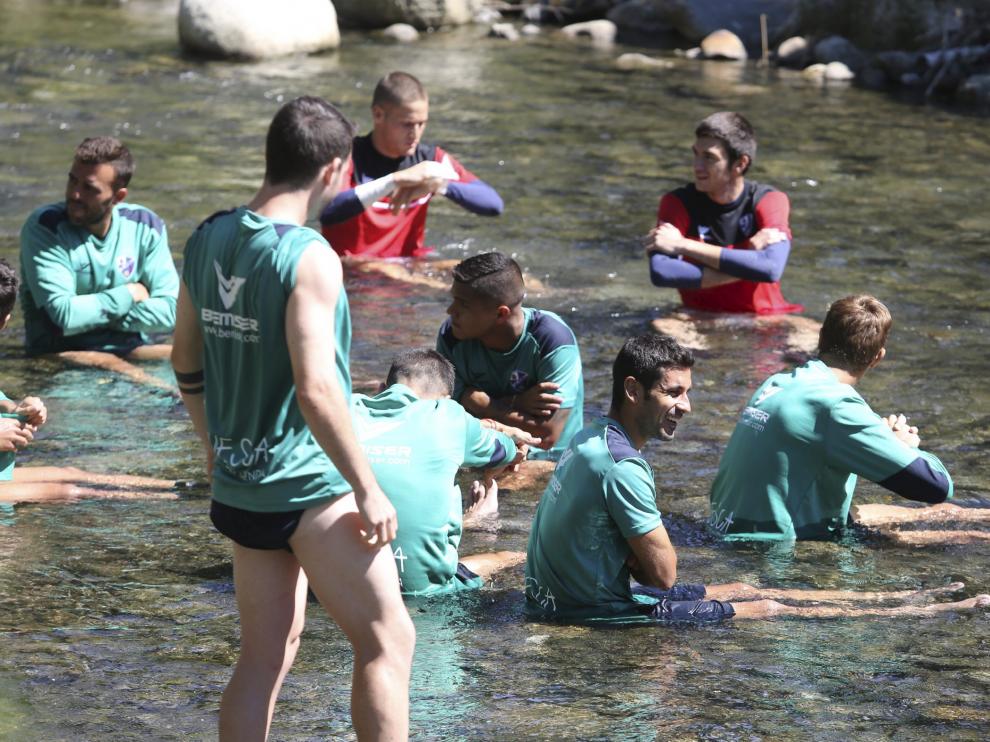 Los jugadores de la SD Huesca en el río Ésera