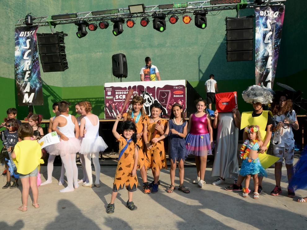 Los niños del barrio de Castralvo disfrutan del concurso de disfraces que se celebró ayer.