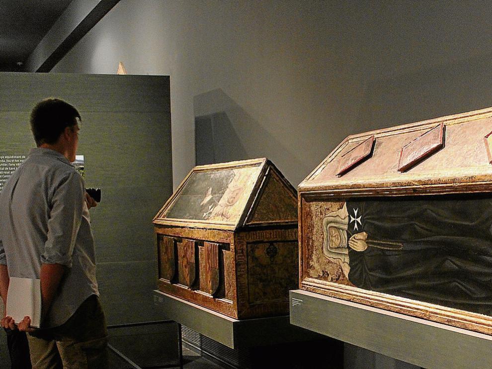 Dos de las tres cajas sepulcrales de madera de las prioras de Sijena expuestas en Lérida.