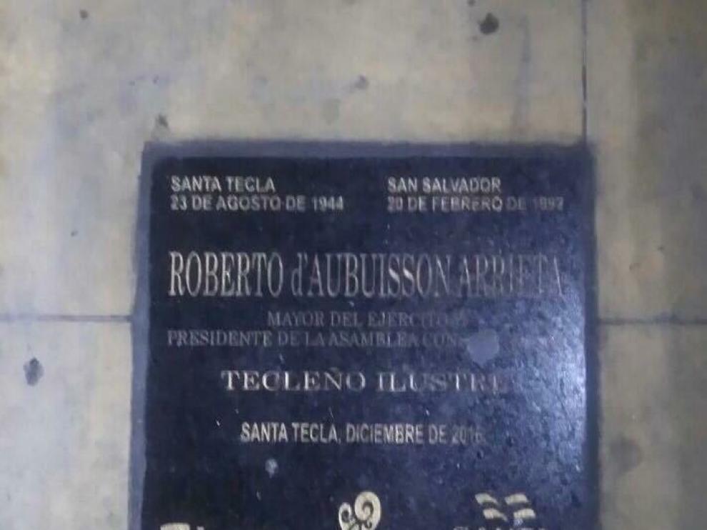 La placa con el nombre de Roberto d'Aubuisson y el escudo del Ayuntamiento de Zaragoza.