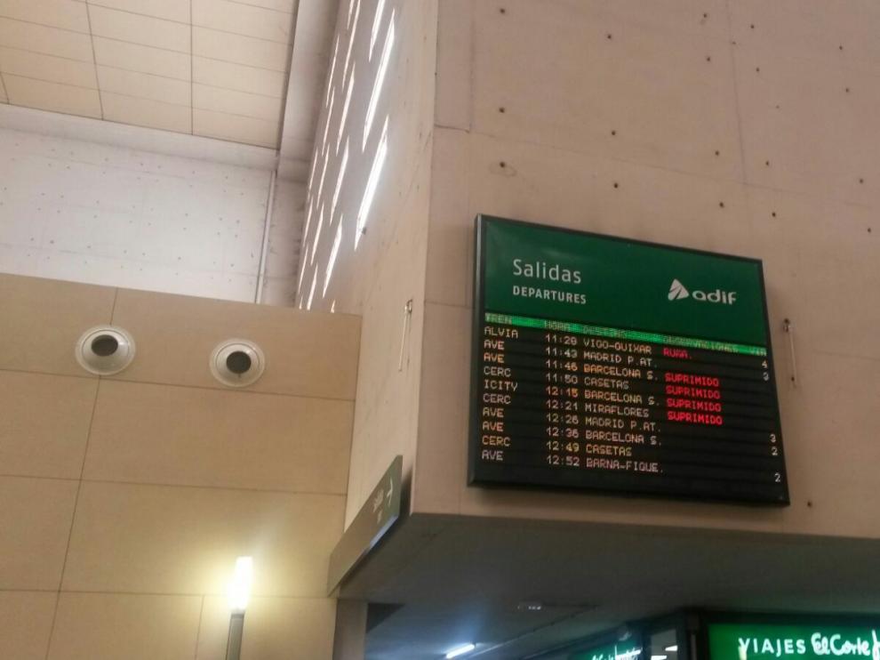 Panel con los trenes suspendidos, este viernes en la Estación de Delicias de Zaragoza.
