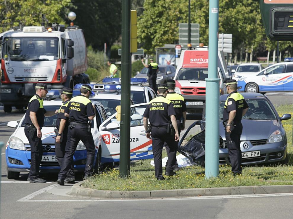 Un muerto y tres heridos en un choque entre dos vehículos junto al puente de La Almozara.