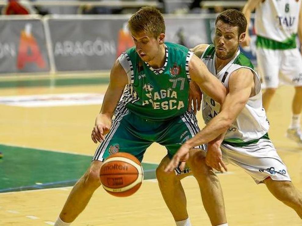 El Magia Huesca, en plena acción, pasa a denominarse Levitec Huesca en las dos próximas temporadas.