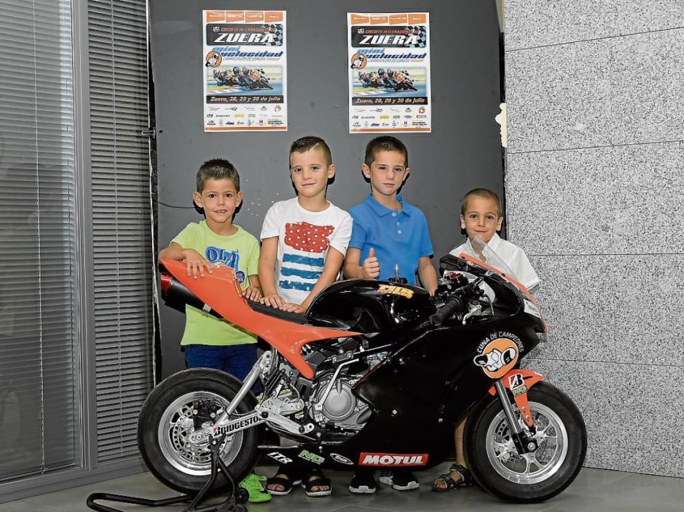 Víctor Cubeles, Julen Sancho, Javier López Malo y Alejandro Sarrate posan con su moto.