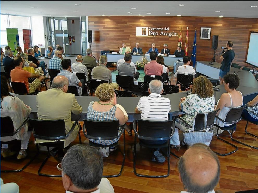El consejero, con su equipo y el presidente del Bajo Aragón, ayer en la presentación del proyecto.