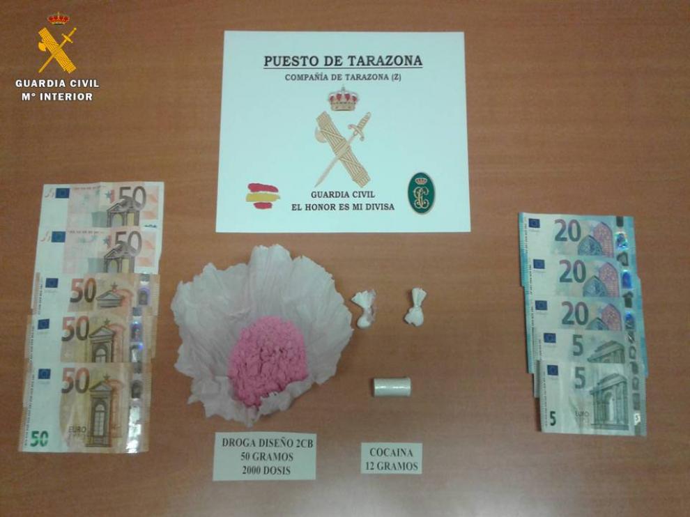 "Cocaína rosada", dinero y otros artículos que llevaba el conductor detenido en la N-122.