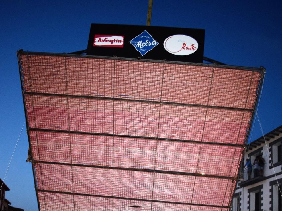 Uno de los momentos más esperados fue el volteo de la enorme parrilla.