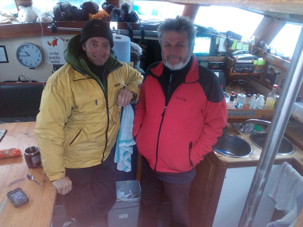 Los capitanes Mike Stewart y Nicolay Litau, en el interior del Northabout.