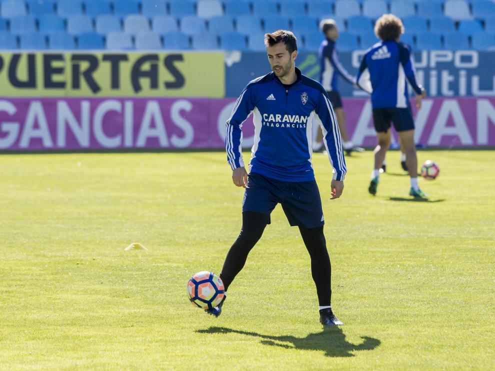 Manu Lanzarote, en un entrenamiento del RealZaragoza.