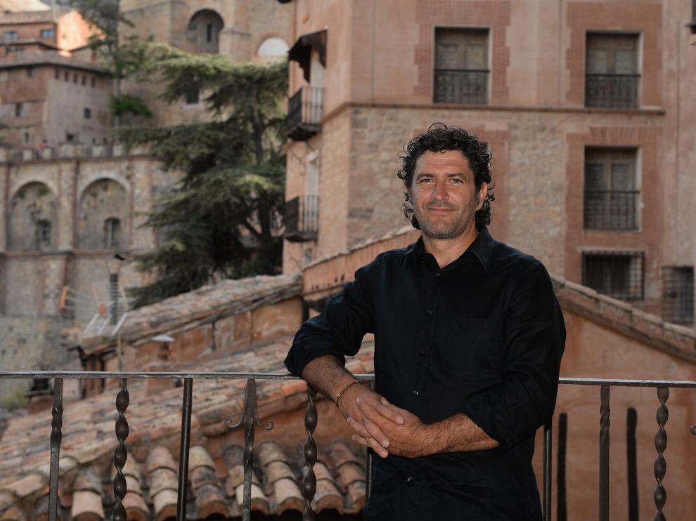 El alcalde de Albarracín, Raúl Jiménez, con las típicas casas de yeso al fondo.