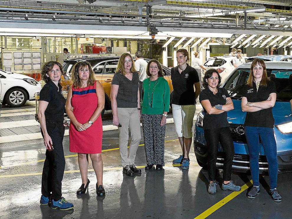 Ana Capistros, gerente de Lanzamientos; Veronique Huyghe, de Finanzas; Mari Luz Pueyo, de Postventa; Mª Luisa Rosell, de Impuestos; Sara Martín, del comité; Ángela Gutiérrez, de Compras; Virginia Fernández, de Montaje; Nayra Hernández, de Materiales; Susana Remacha, de Calidad; Paula Marín, de RR. HH ; y Marta Laborda, de Prevención.