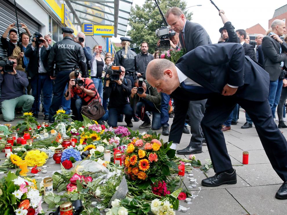 Homenaje a las víctimas del ataque a un supermercado en Hamburgo.