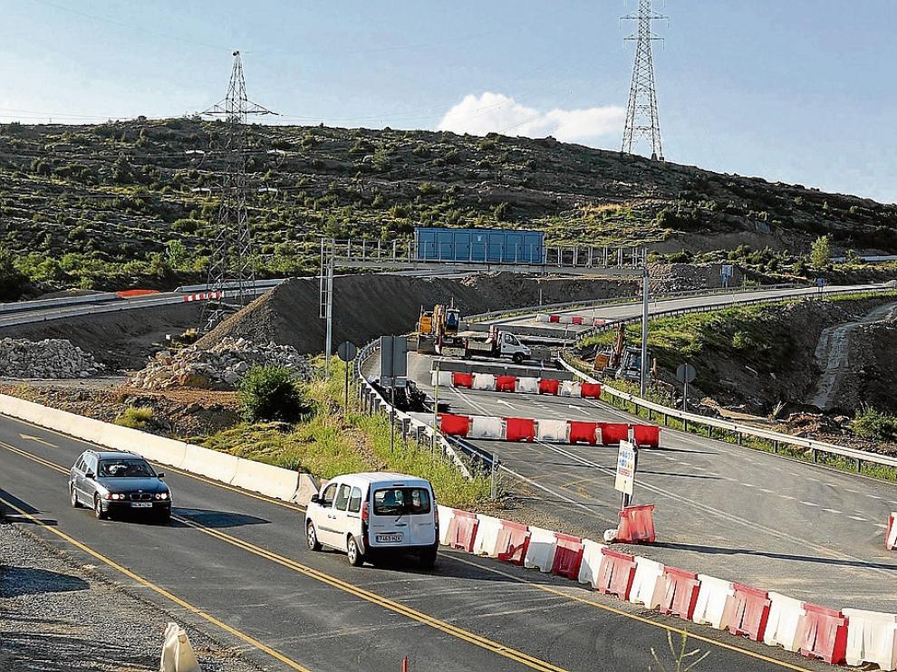 Trabajos en el Alto de Monrepós. Los usuarios del puerto tienen que tomar un desvío provisional en la cima, que se está reformando ya con un tramo de 13 km de calzada. En los próximos meses se adecuará la geometría del resto del puerto a las características de autovía.