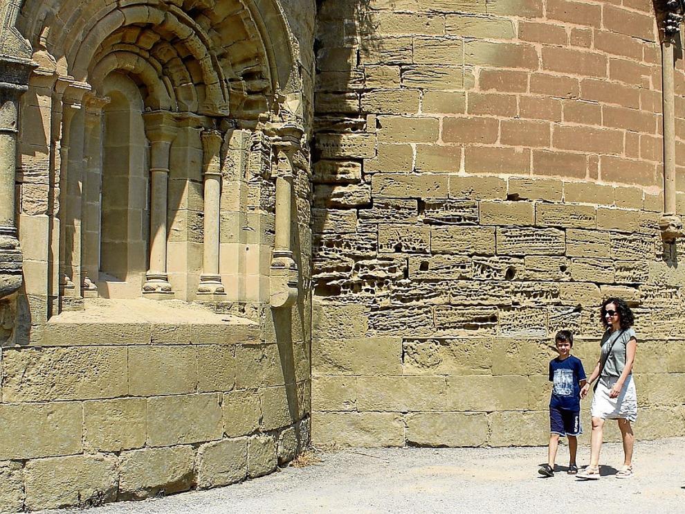 El monasterio de Sijena, declarado Monumento Nacional, siguió ayer recibiendo visitantes.