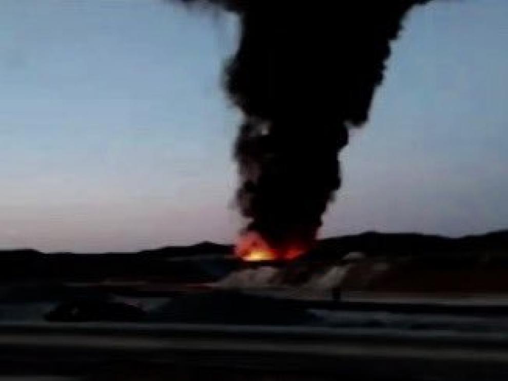 Columna de humo que salía del incendio de residuos industriales en el polígono Empresarium