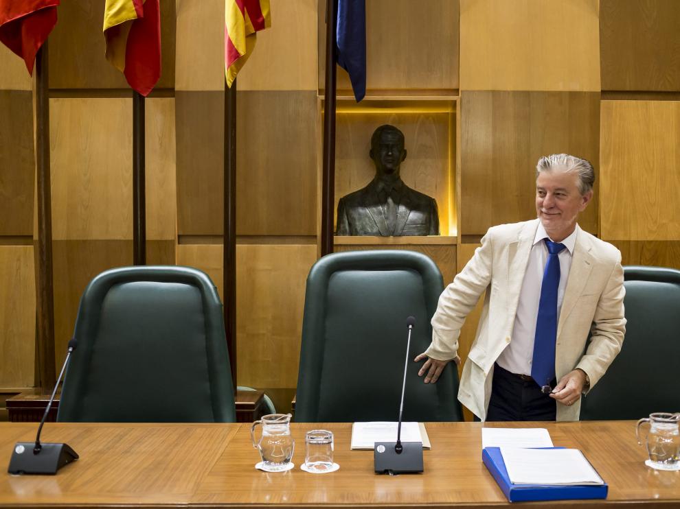 El alcalde Santisteve, al comienzo del último pleno antes del verano.