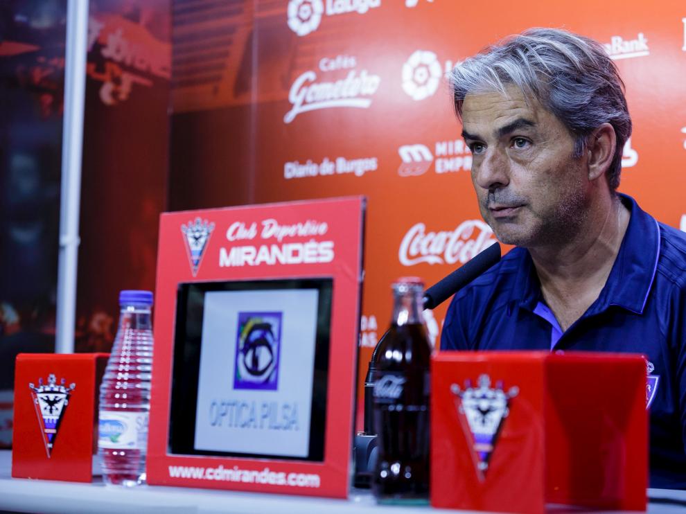 Natxo González en la rueda de prensa después del partido de pretemporada CD Mirandés - Real Zaragoza