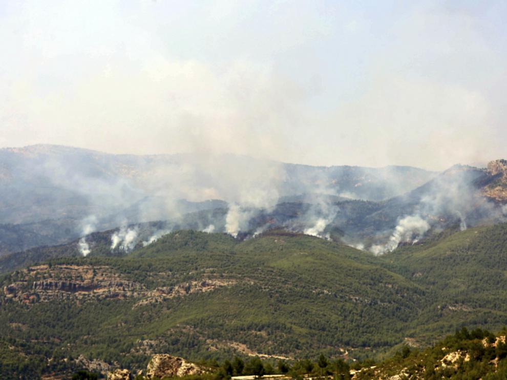 El perímetro del incendio, según estimaciones, afecta a una superficie superior a 2.000 hectáreas.