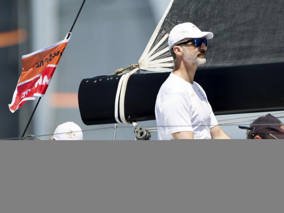 Felipe VI comienza su entrenamiento para Copa del Rey en la bahía de Palma de Mallorca.