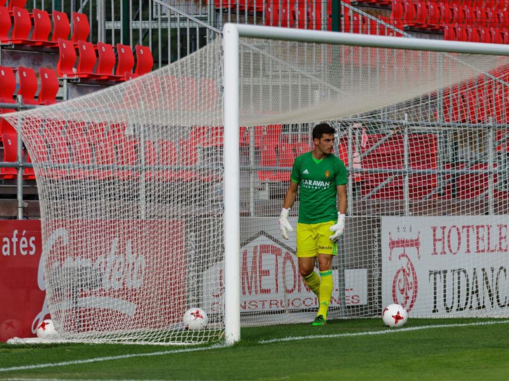 Pablo Alcolea, que abandonará el Real Zaragoza en las próximas horas, durante el calentamiento con Ratón al inicio del partido del sábado en Miranda, en el que no jugó un solo minuto.