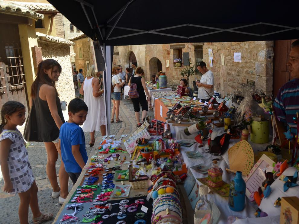 Los visitantes pasearon entre los puestos artesanos que se instalaron en Alquézar.
