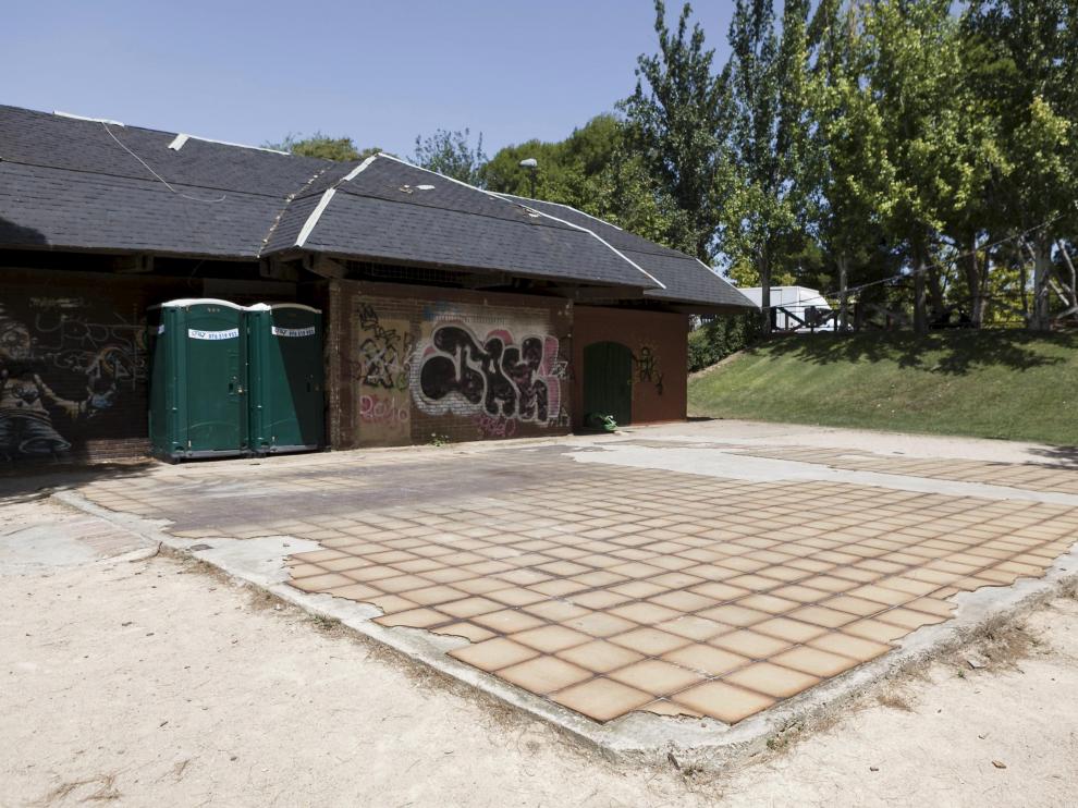 Mobiliario en mal estado. El parque fue inaugurado en 1983 y muchos de sus elementos han quedado en desuso o están vandalizados. Las barandillas vencidas y oxidadas, así como los adoquines sueltos de los caminos interiores también son aspectos que requieren una mejora.