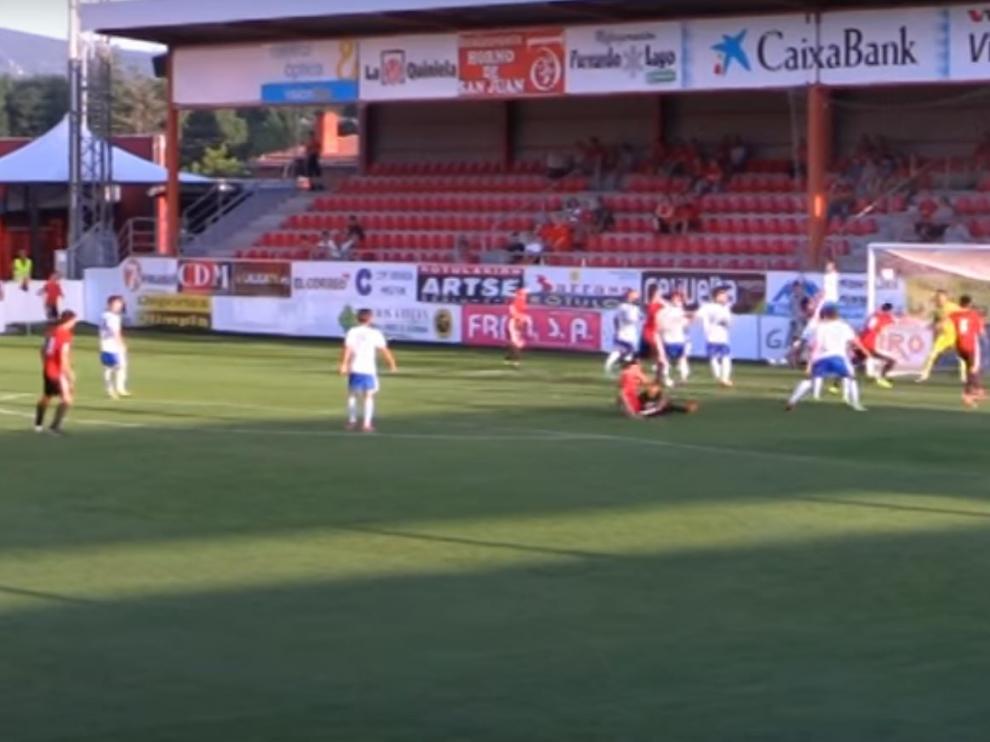 Momento en el que el Mirandés anota el tanto a la salida de un córner este sábado. Albístegui empuja solo en el segundo palo, tras irse toda la defensa hacia delante y quedarse el portero Ratón clavado bajo palos.