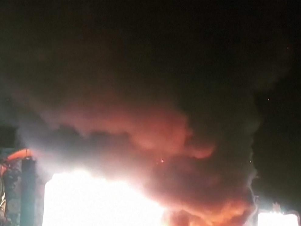 Suspenden la celebración de Tomorrowland en Barcelona por un incendio en el escenario principal.