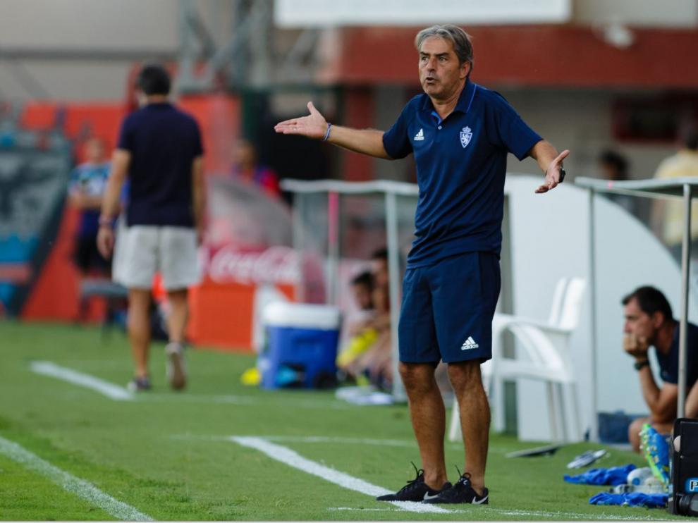 Natxo González, enfadado en el banquillo de Anduva este sábado, reprocha a sus jugadores un error durante el partido ante el Mirandés.