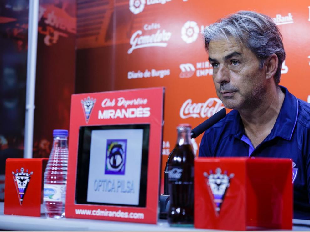 Natxo González, en la rueda de prensa de este sábado por la noche en Miranda de Ebro, a la conclusión del amistoso Mirandés-Real Zaragoza.