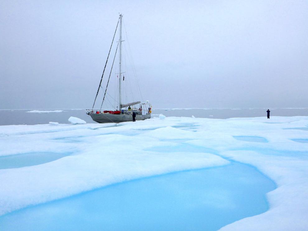 El Northabout junto a un gran pedazo de banquisa polar flotante.
