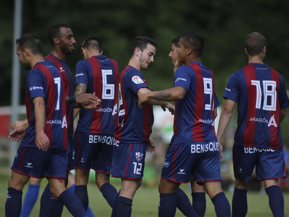 Los jugadores del Huesca han celebrado once goles en sus primeros dos amistosos ante el Fraga y el Monzón.