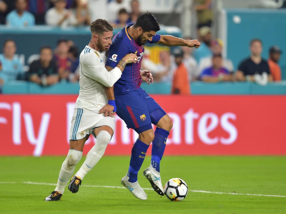 Ramos, defendiendo a Suárez.
