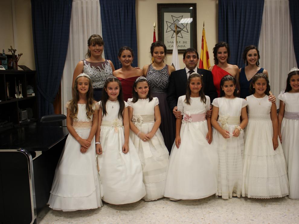 La corte de honor, con el alcalde. Las majas de Samper de Calanda cinco jóvenes y siete niñas fueron presentadas a los vecinos en una gala con baile. Previamente, hablaron con el alcalde, Alfonso Pérez.