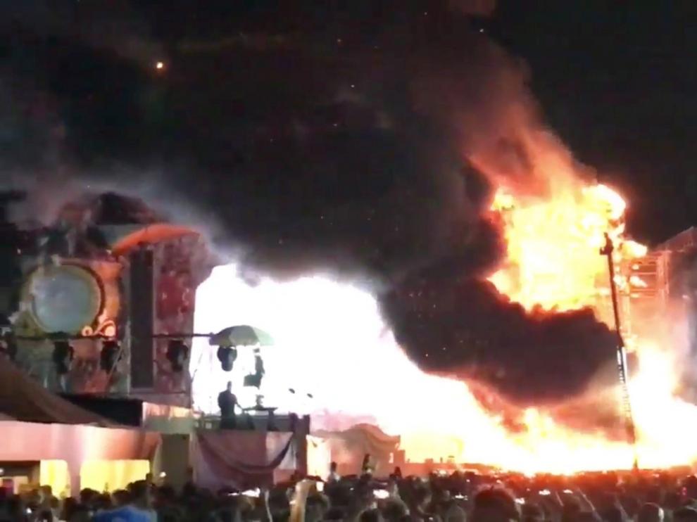Incendio en el escenario de Tomorrwland.