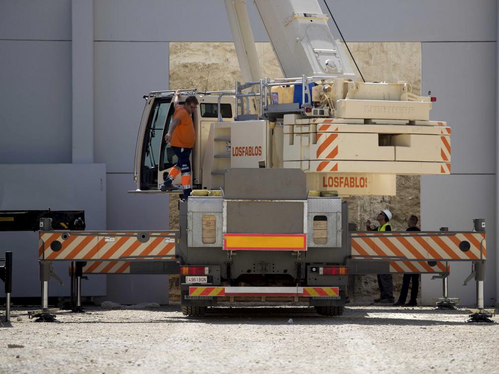 Una grua ha colisionado contra un poste de alta tensión en Zuera