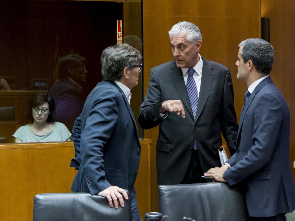Antonio Suárez (PP), entre Arturo Aliaga (PAR) y Javier Martínez (C's), ayer en la comisión de Hacienda.