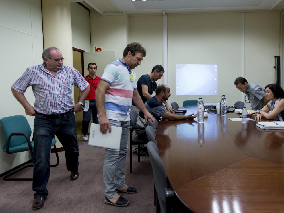 Representantes de las asociaciones agrarias y de la Administración, antes de comenzar la reunión.