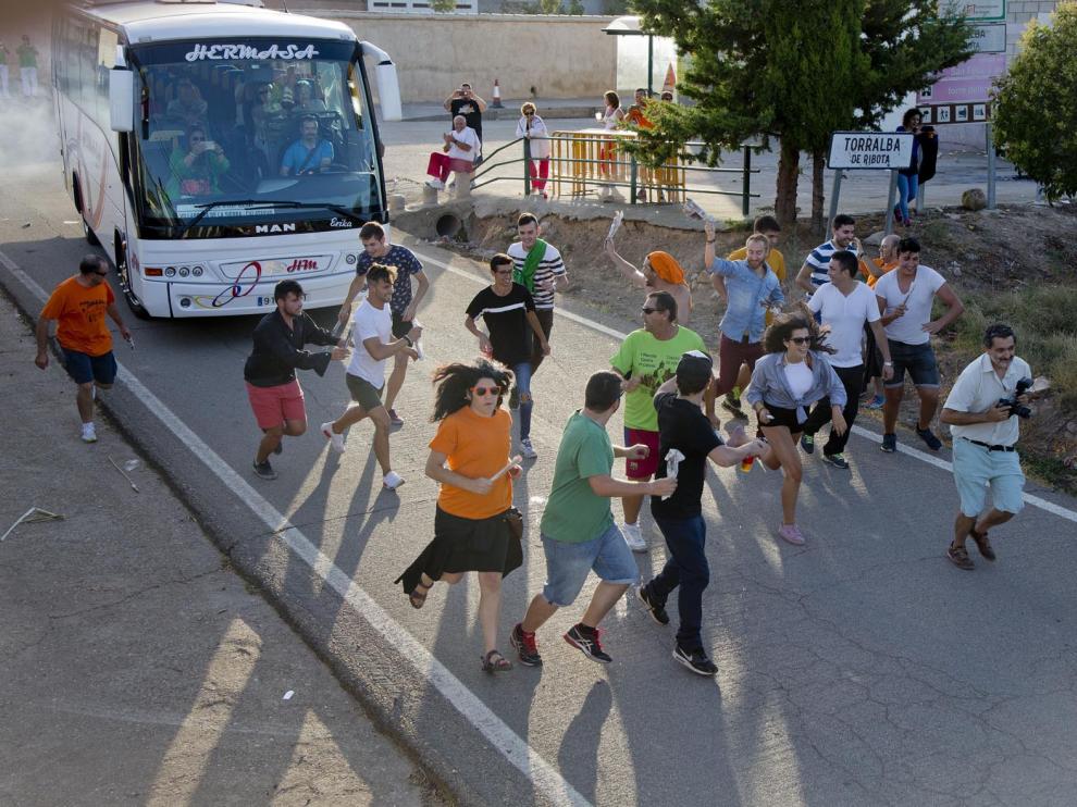 Numerosos jóvenes de Torralba corrieron el encierro a primera hora de la mañana delante del autobús de línea.