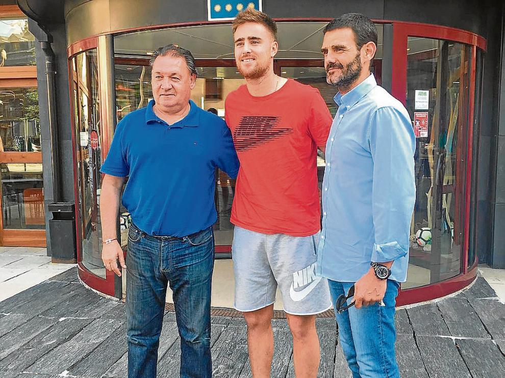 El presidente Lasaosa, Rescaldani y el secretario técnico Ramón Tejada a su llegada a Benasque.