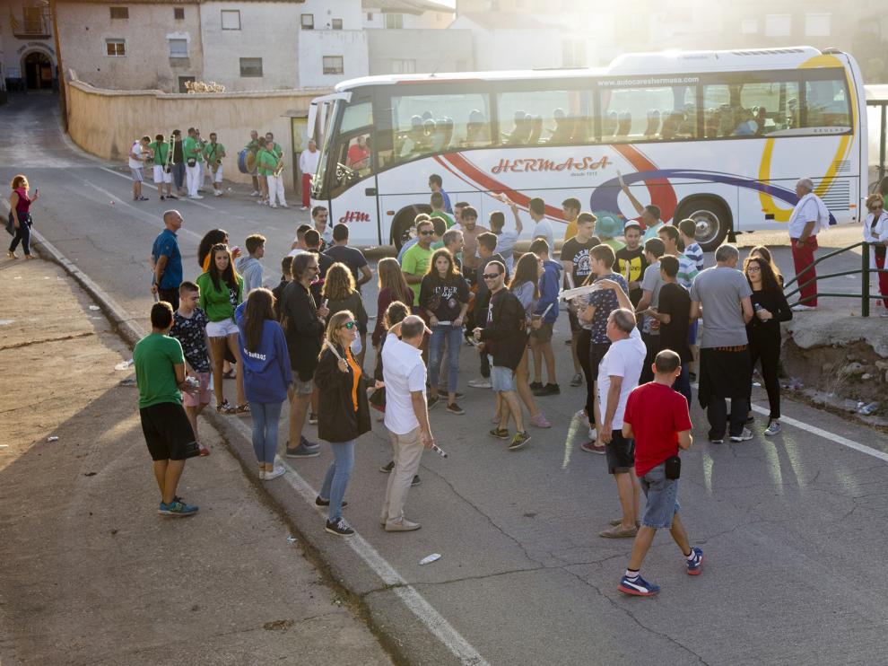 Jóvenes de Torralba de Ribota "torean" el autobús de línea.