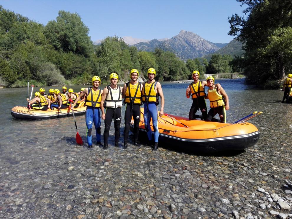 La SD Huesca disfruta de un día de rafting.