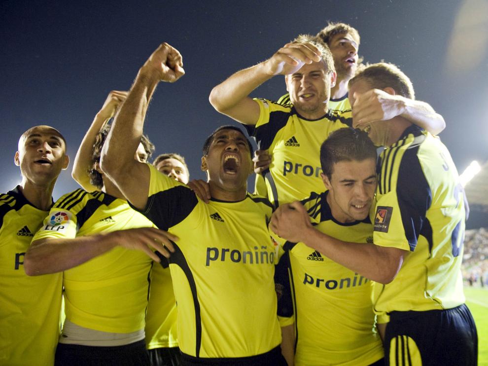 Los jugadores del Zaragoza celebran la permanencia tras ganar al Levante en 2011.