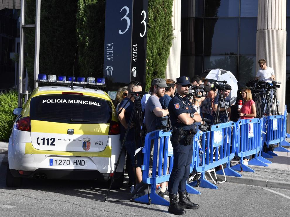 Agentes de la Policía Local de Pozuelo de Alarcón y de la Policía Nacional ya han instalado un dispositivo para evitar cortes de tráfico en la Vía de las Dos Castillas del municipio madrileño donde se encuentra esta sede judicial.