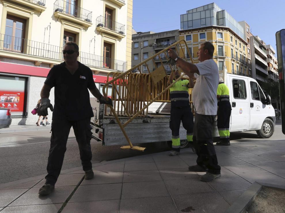 Montaje de escenarios laurentinos. Huesca ha entrado de lleno en los preparativos de las fiestas de San Lorenzo, del 9 al 15 de agosto. El trabajo de las brigadas es continuo para el montaje de los escenarios festivos o la colocación de vallas que acoten los diferentes espacios, como el de la plaza de Navarra (en la imagen).